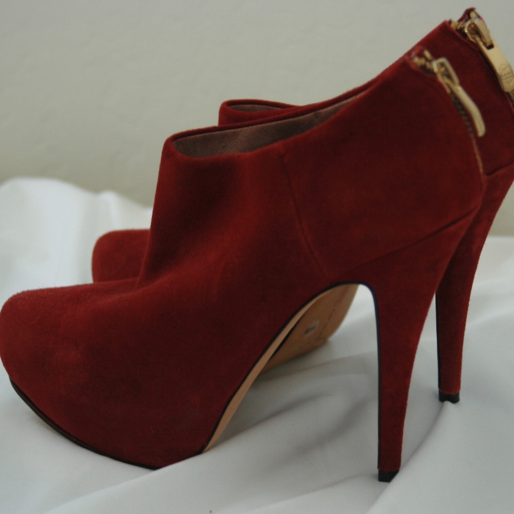 Vince Camuto Suede booties sz 8